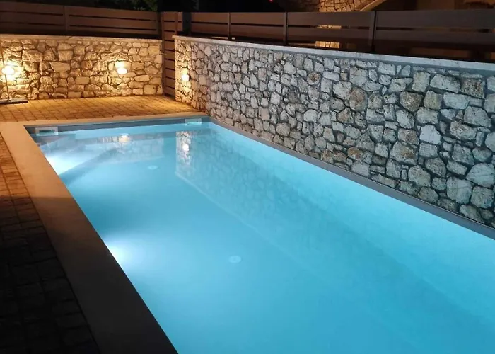 Lydia's 2 - Private Pool, Near Xylokastro شقة *